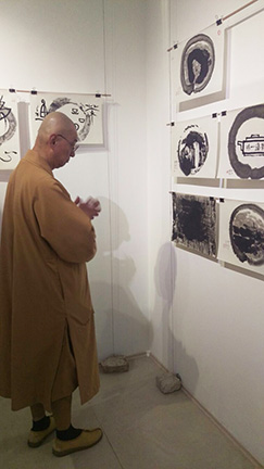 2017-08-25 Chi Chern contemplates his exhibition works